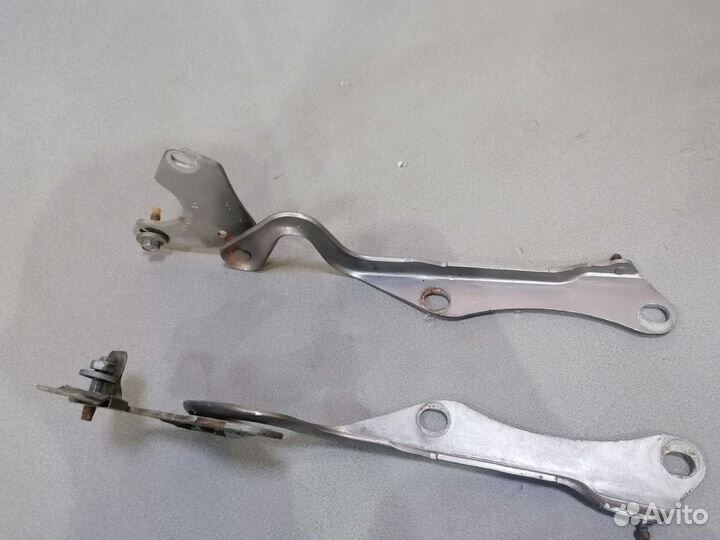 Петля капота Dodge Intrepid 1998-2004