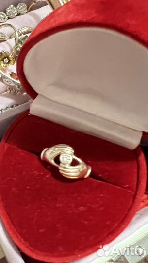 Кольцо с бриллиантом