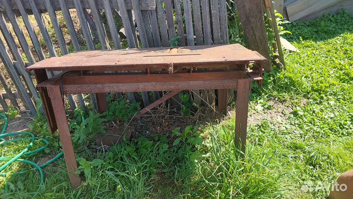 Железный стол с двигателем