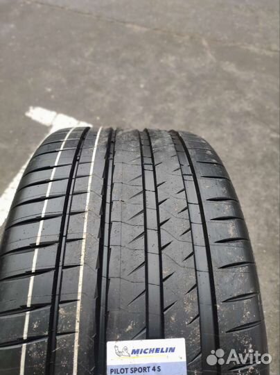 Michelin Pilot Sport 4 S 285/30 R22