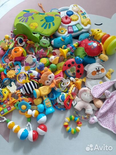 Развивающие игрушки для малышей пакетом
