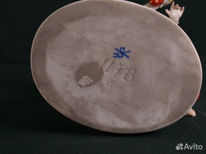 Фарфоровая статуэтка 