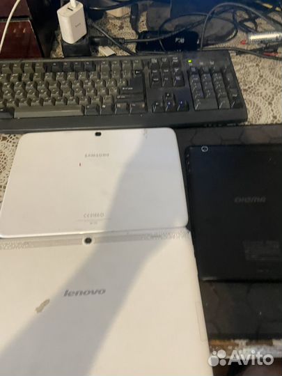 Кучка битых планшетов