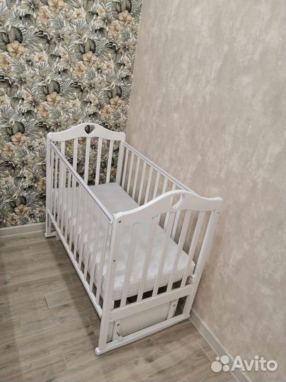 Детская кроватка с маятником белая