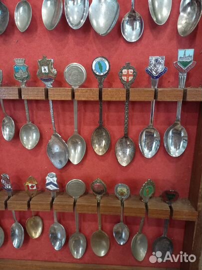 Сувенирные ложки коллекция на стенде