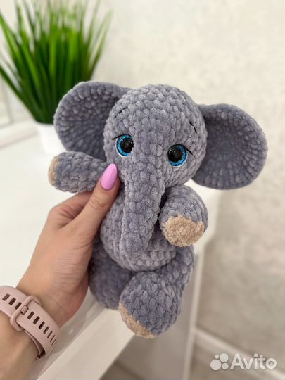 Слон - вязаная плюшевая игрушка