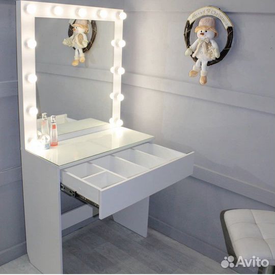 Туалетный столик с гримёрным зеркалом