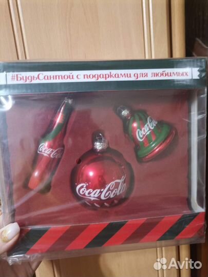 Кока кола шапка и ёлочные украшения