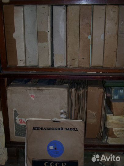 15 коробок пластинок всех жанров к патефону 300 шт