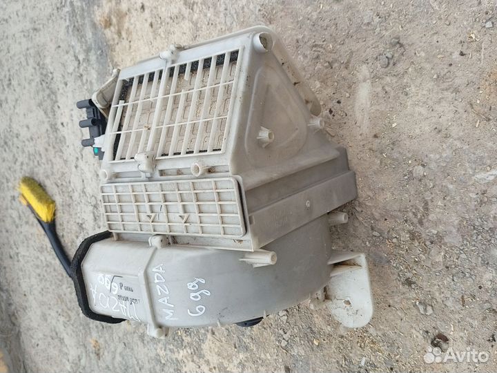 Моторчик печки в корпусе mazda 6gg