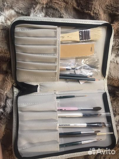 Пенал с кистями