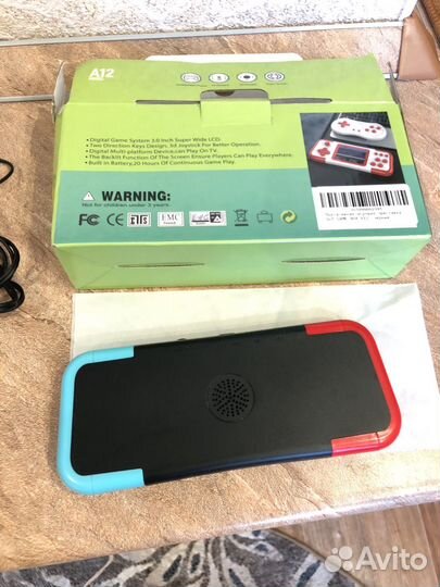 Портативная игровая приставка в упаковке