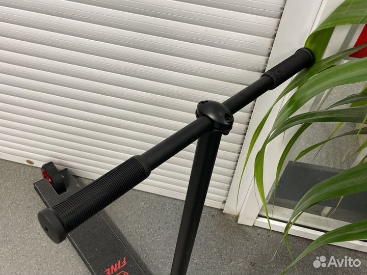 Трюковой самокат с системой HIC 120