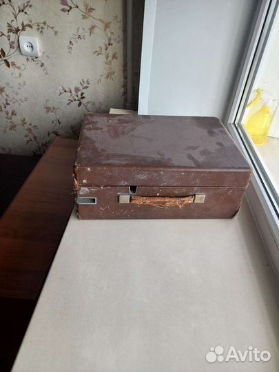 Старинный деревянный чемодан