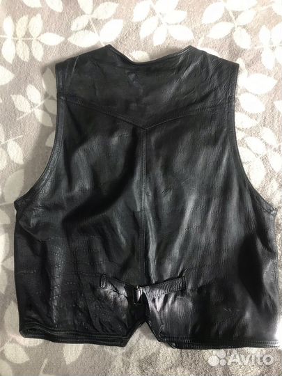 Кожаная жилетка мужская. Чёрного цвета. В отличном
