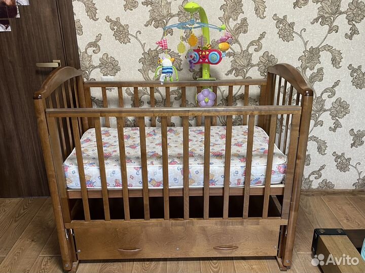 Детская кроватка с продольным маятником