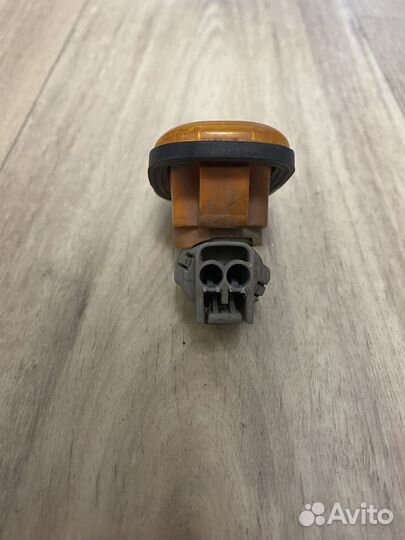 Поворотники правый (крыло) Toyota