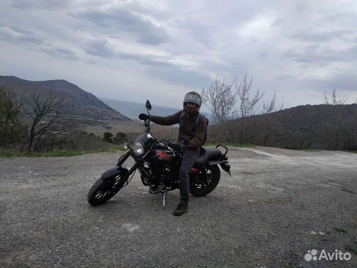 Bajaj Avenger 220 Street