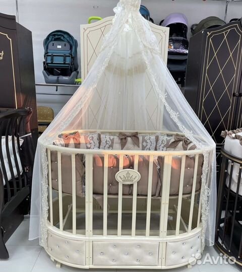 Кроватка детская с маятником и колесами