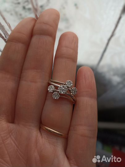 Кольцо из белого золота с бриллиантом