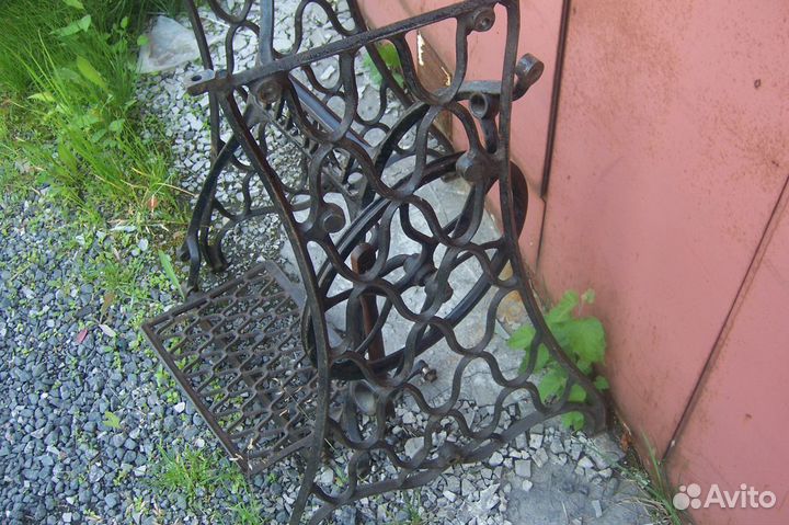 Швейная подольская.Чугунная подставка