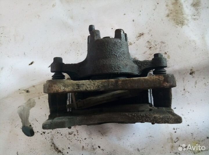 Суппорт передний левый Mitsubishi ASX 2010