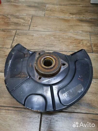 Ступица передняя левая Jeep Cherokee Wk2