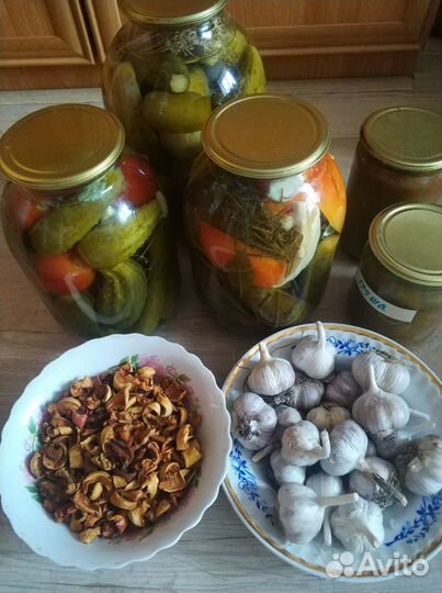 Варенье, соленые огурцы, соленья, сухофрукты