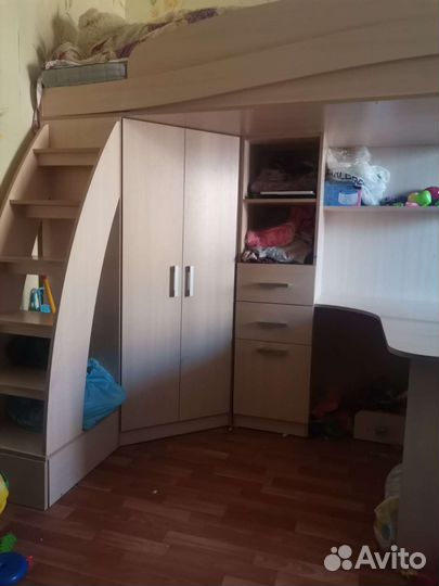 Детская кровать чердак со столом и шкафом