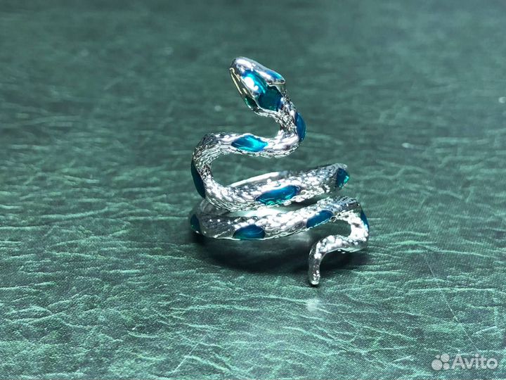 Кольцо в виде змеи серебряного цвета. Женское