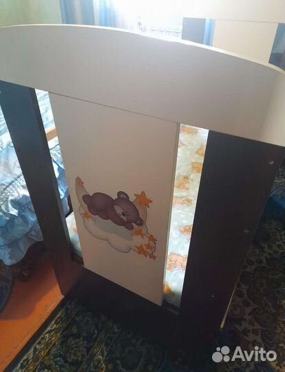 Детская кроватка с маятником и ящиком