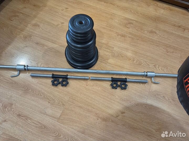 Штанга с блинами, гантели