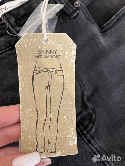 Серые джинсы скини