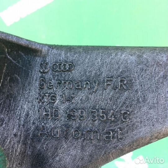 Кронштейн двигателя правый Фольксваген Гольф 3 В