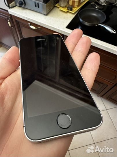 iPhone SE, 32 ГБ