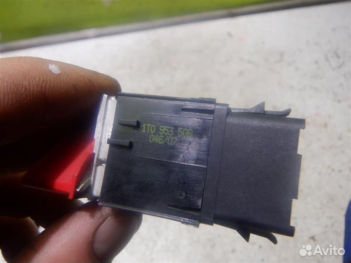 Кнопка аварийной сигнализации Фольксваген Кадди