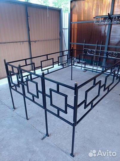 Ограда на кладбище, крест на могилу, скамейка