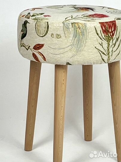 Табурет на деревянных ножках мягкий, в гобелене