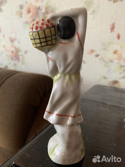 Статуэтка фарфор девушка с корзиной