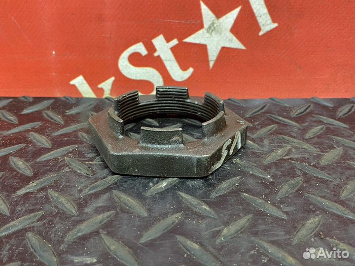 Гайка ступицы передней