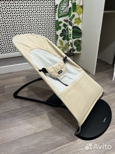 Оригинальный шезлонг BabyBjorn с игрушкой