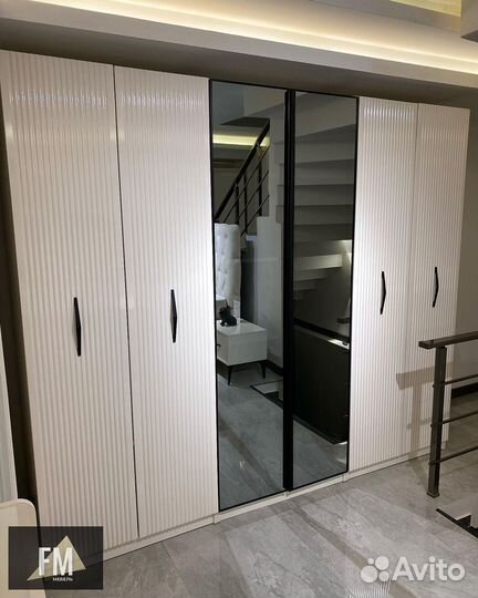 Шкаф распашной с зеркалом