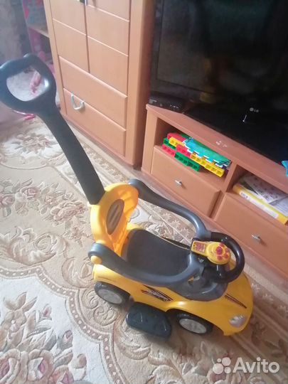 Детская машинка каталка с ручкой