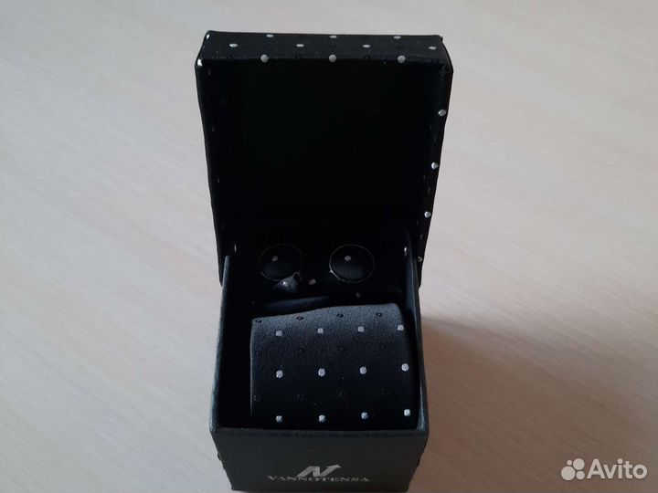 Галстук с запонками