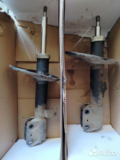 Передние стойки voxy 2003-2008