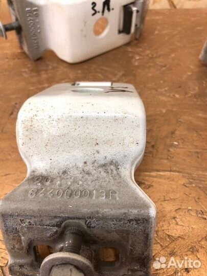 Петля двери задняя Renault Master 2.3crdi 2016