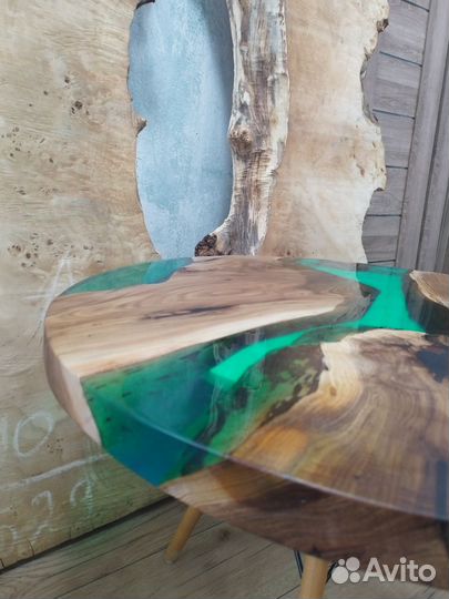 Стол из дерева и эпоксидной смолы