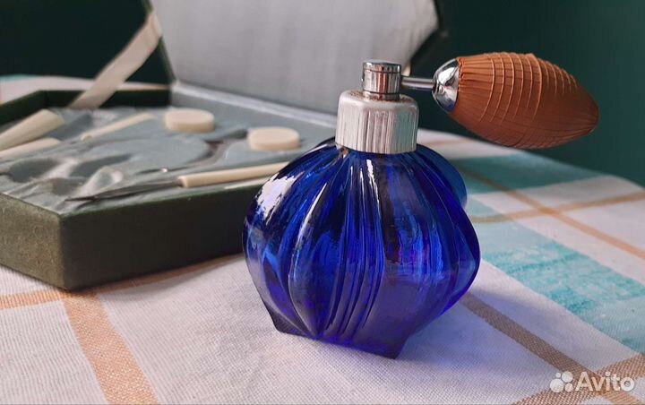 Флакон с пульверизатором и пудренница ленэмальер