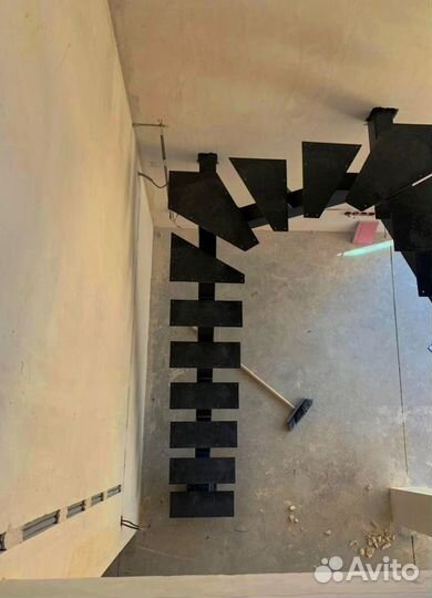 Лестница на металлокаркасе открытого типа