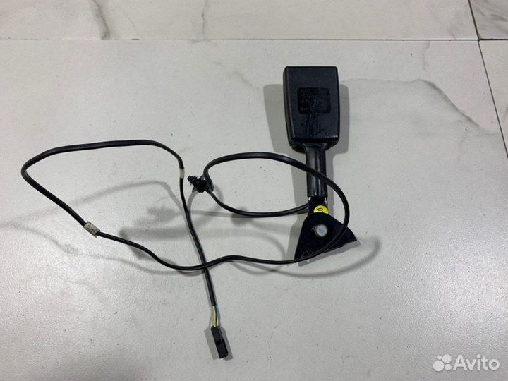 Замок ремня безопасности передний правый Skoda